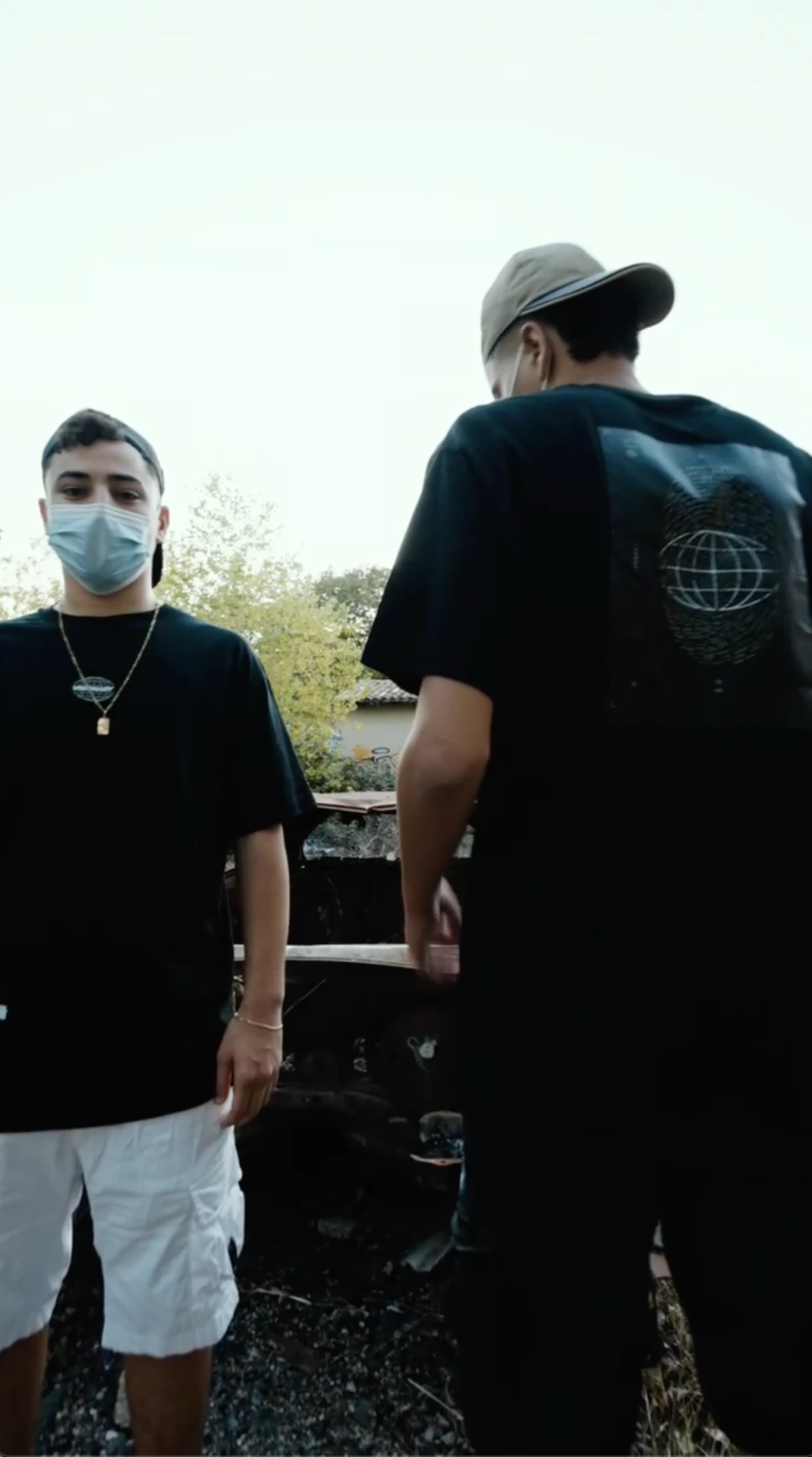 Deux silhouettes portant les t-shirts VISIONARY, imprimé du globe visible dans le dos